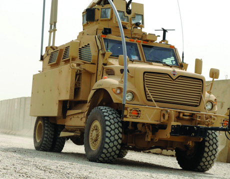 　MRAP車両の装甲は厚いが、さらなる保護層が必要となることもある。このため、米陸軍戦車車両研究開発技術センターは、IEDおよび爆発成形貫通体に対する保護強化を目的としたMRAP向け装甲プログラム拡張装甲キット（MRAP Expedient Armor Program Add-on-Armor Kit）を開発した。ただし米陸軍によれば、このキットは、既に相当な重量となっているMRAP車両に、手に負えなくなるほどの重量を追加することはないという。「脅威を退けるために、装甲の量ではなく装甲の物理的特性を利用している。これにより、重量を半分にすることができた」