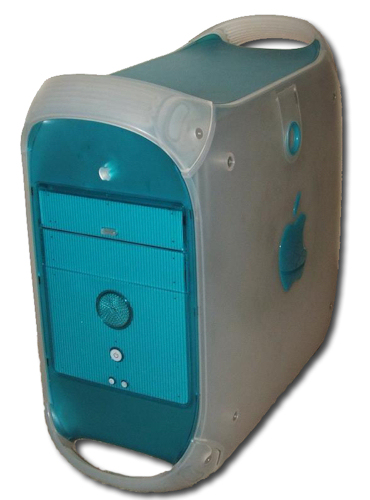 　1990年代が終わりに近づくにつれ、Steve Jobs氏のデザインへの影響がはっきりと感じられるようになった。この「Power Macintosh G3（Blue and White）」は、Appleのハイエンドデスクトップ製品として、同名の非常に単調でさえないモデルに取って代わった。このマシンの側面のカバーは、下に動かしてシステム内部に容易にアクセスできるようになっている。