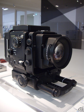 　富士フイルムは、中判フイルムカメラ「フジフイルム　GX680? Professional」でロングライフデザイン賞を受賞した。こちらのモデルが発売されたのは1997年の12月。初代モデルは1986年に登場しているというロングランモデルだ。