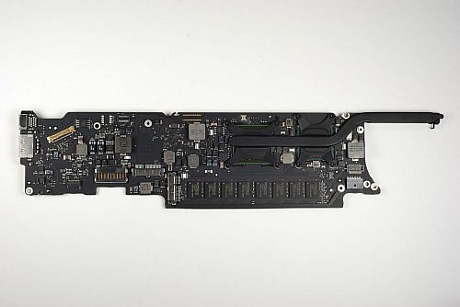 　メインロジックボードの上部には、MacBook Airの3つの主要コンポーネントがある。IntelのCPU「Core 2 Duo」とNVIDIAのGPU「GeForce 320M」（ヒートシンクで覆われている）、そしてエルピーダメモリのRAMチップだ。