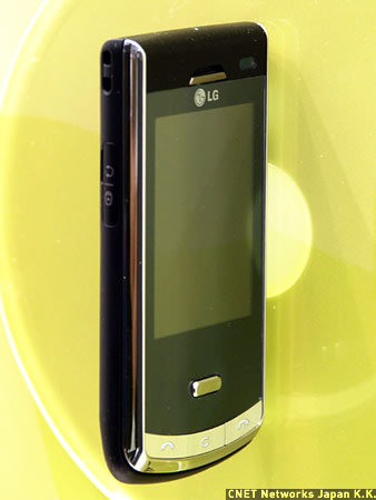 　LG電子が展示していた太陽電池パネル搭載携帯電話のコンセプトモデル。バッテリカバーに太陽電池を取り付けたもので、「Secret」という端末をベースにしているものと思われる。