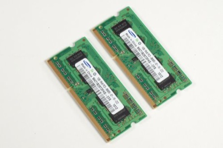 　2枚のサムスン製1Gバイト1Rx8 SO-DIMM。