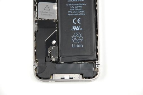 　iPhone 4のバッテリのすぐ下に、下部のアンテナ／スピーカーアセンブリがある。