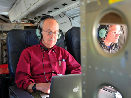 　シアトルにあるワシントン大学のプロジェクト科学者Seelye Martin氏（左）が、10月20日のパインアイランド氷河への飛行中、データを調べている。11月初旬、Martin氏は任を離れ、NASAワロップス飛行施設のWilliam Krabill氏がプロジェクト科学者の任務を引き継いだ。