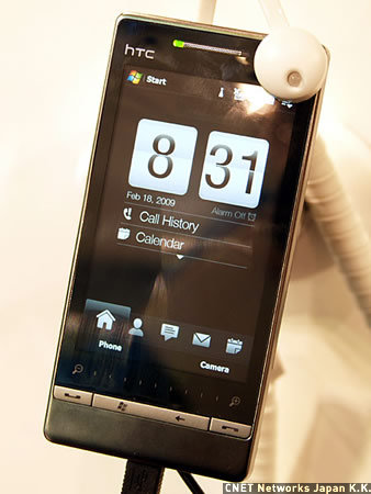 　HTCのスマートフォンの最新製品となる「Touch Diamond II」。Windows Mobile 6.1 Professionalを搭載して出荷されるが、後日6.5に無料でアップデートできるという。もっとも、実際の対応は各国の通信事業者によって異なると考えられる。現行の「Touch Diamond」に比べて、画面サイズが2.8インチから3.2インチワイドへ、カメラが320万画素から500万画素へ、プログラム実行用メモリが192Mバイトから288Mバイトへと進化している。画面下のスライダーでブラウザのズーム操作ができるのも新しい機能の1つだ。