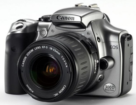 キヤノン「Rebel 300D」

　キヤノンは2003年、プロ仕様の「10D」デジタル一眼レフカメラのメタルボディをプラスチックボディに変更し、コンシューマー向けモデルとして発売した。

　Rebel 300Dが発売されたとき、Digital Photography Reviewは次のように書いている。「このカメラはデジタル一眼レフカメラにとって、ニコンの『D1』が登場して以来、おそらく最も根本的に重要な一歩となるだろう。Rebel 300Dは消費者が（手ごろな価格で）デジタル一眼レフカメラを手に入れられるようにし、1000ドルのプロ仕様デジタルカメラ市場に非常に強いマイナスの影響を及ぼすだろう」