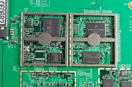 　金属シールドの裏には、以下のような、Kindle DXの心臓部がある。

　Freescale Semiconductor製「MCIMX31L」シリーズ400MHz SMTマルチメディアアプリケーションプロセッサ

　サムスン製「K4X1G323PE-8GC6」DRAM

　Intel製「640W18BE」無線フラッシュメモリ

　サムスン製「KMBLG0000M-B998」moviNAND
