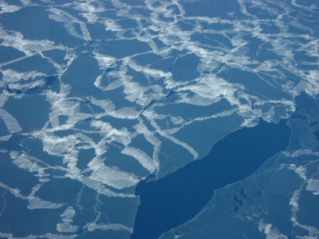 　これは、パインアイランド氷河周辺の薄氷を1500フィート（約460m）上空から撮影したもの。世界の底辺にある大陸の氷は全体として、正確にどのような状態だろうか。

　「簡単な答えは、南極の海氷は範囲が減少しているということになる。ただし、南極の問題は1文で簡単に答えられるようなものではない」。同ミッションの海氷担当主任研究員であるThorsten Markus氏は、アイスブリッジ調査のFAQでこのように述べている。

　「北極については比較的簡単だ。氷は減少しており、いつかは氷のない夏が訪れるだろう。南極の状況はもっと複雑だ。西南極付近では、海氷は減少している。半島周辺でも海氷が減少しており、そしておそらく降雪が増えるため、ここでも大きな変化が見られるだろう。しかし、大陸の多くの地域では、実は海氷はわずかに増えている。これには、氷の下の海、オゾンホール、そしてこの2つの組み合わせが関係している」（Markus氏）