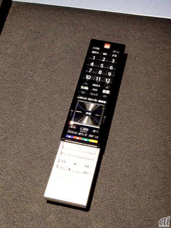 　「CELLレグザリモコン」。リモコンの向きを気にせずテレビを操作できる全方位送信を採用。決定ボタンの周りは、タッチパッド操作ができる。