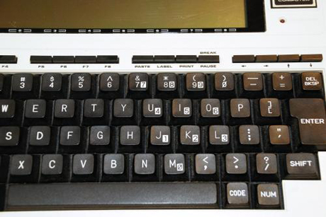 　現在の多くのノートPCと同様、キーパッドはメインキーボードに組み込まれている。「NUM」キーを押せばNum Lock機能が有効になりキーパッドが使用できる。