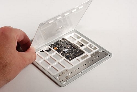 　底面のパネルを取り外すと、Apple Magic Trackpadの内部が姿を現した。メインロジックボードと白色のプラスチック製支持機構、「マウスクリック」ヒンジプレート、タッチ面の裏側が見える。