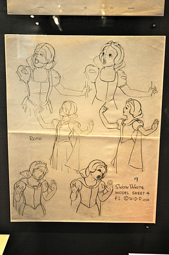 　白雪姫のモデルシート（1936年）。このモデルシートから「Margie Belcher氏によるロトスコープ手法でのデッサンと、完成版のアニメーションデッサンでの白雪姫のプロポーションの違いがわかる」