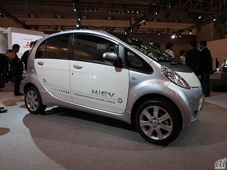 　6月に発表した次世代電気自動車「アイ・ミーブ」。2010年には個人向けにも販売するという。日本に続いて香港、ニュージーランドなどの右ハンドル国、2010年末からは欧州11カ国へ本格出荷する方針だ。