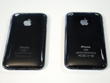 　背面。印字も、両機種ともに「iPhone」とだけで、見分けがつかない。しかし、 3Gのモデル番号はA1241、3G Sのモデル番号はA1303だ。