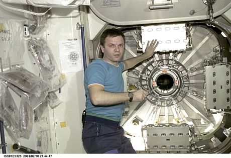 　宇宙飛行士のYuri Gidzenko氏。2001年2月のDestiny実験室モジュールの取り付け完了後、Unity Nodeと新たに設置されたDestiny実験室をつなぐハッチに立ち、カメラに向かってポーズをとっている。
