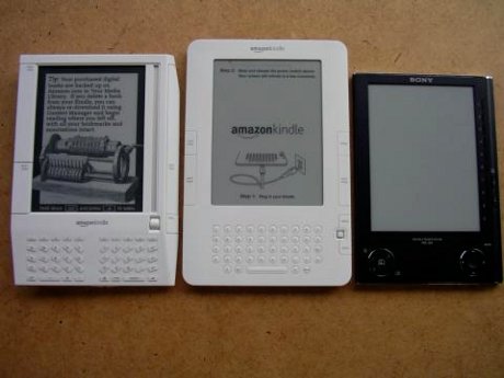 　初代Kindle（左）とKindle 2（中央）とSony Reader 505（右）。