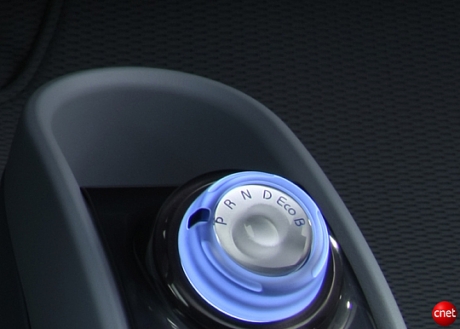 　ドライブセレクタの周囲で青く点灯しているリングは、駐車やドライブなど主なオートマチックトランスミッションの設定を示す。この中にはエコモードもある。