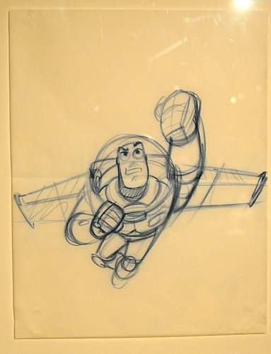 　Pixarに関する物語は、少なくとも一般的なイメージでは1995年の「トイ・ストーリー」の公開で始まる。同作品は、コンピュータアニメーションだけで制作された最初の長編アニメーションである。

　同作品の主人公の1人であるバズ・ライトイヤーを描いた鉛筆画。Bob Pauley氏による。オークランド美術館における展示を代表するイメージ作品となっている。