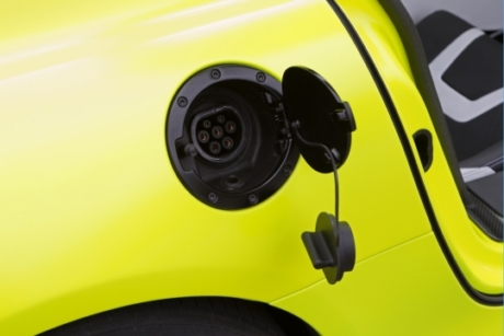 　給油口の代わりにプラグが付いている。電気自動車の充電に関する標準規格のSAE J1772に準拠しているように見える。