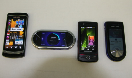 　バルセロナで行われた「Mobile World Congress」にて、タッチケータイOMNIAの後継となる「OMNIA HD」や「Ultra TOUCH」などのラインアップを発表したサムスン電子。国内でも実機が披露された。左からOMNIA HD、ミュージックフォンとなる「BEAT Edition」シリーズの「BEAT DJ」、フルタッチ・スライド式携帯端末「Ultra TOUCH」「BEAT DISC」。いずれも日本国内での販売は調整中としている。