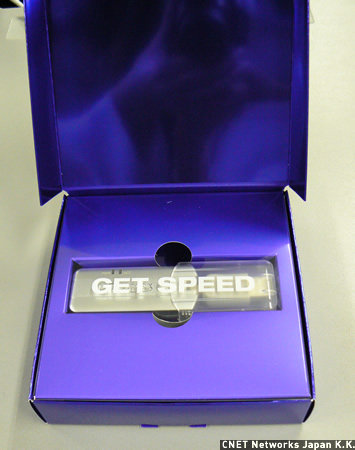 　箱を開けると、プラスチックカバーに書かれた「GET SPEED」（スピードを手に入れろ）という言葉が目を引く。