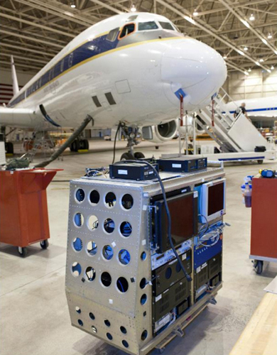　DC-8には多くの科学装置が詰め込まれた。この写真は、9月終わりにカリフォルニアのパームデールにあるドライデン飛行研究センターで装置を積んだ際に撮られたもので、手前にLaser Vegetation Imaging Sensor（LVIS）装置のラックが見える。LVISレーザー高度計は地勢と植被のデータを収集する。