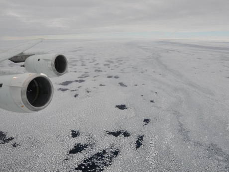 　西南極のベリングスハウゼン海にある海氷。10月21日に2000フィート（約610m）上空から撮影された。

　Markus氏は、アイスブリッジ調査のFAQで次のように述べている。「海氷の形成と溶解は、海洋循環に対して非常に大きな影響を及ぼしている。海洋循環は巨大な熱ポンプのように作用して、地球の気候を安定させている。この『熱塩循環』は、温度と塩分濃度によって起こる。この循環の興味深いところは、海の深いところにある底層水の水塊が、北極と南極の極緯度地方においてのみ大気と接するという点だ。塩分を含まない海氷が成長したり溶けたりすることで海洋の塩分濃度が変わると、地球規模の循環に影響が及ぶ。この過程は複雑だが、これが非常に重要であるのは、基本的にこのような理由だ」