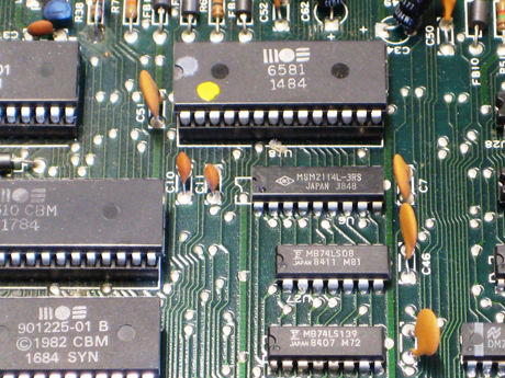 　この大きなチップはSIDサウンドプロセッサで、小さいチップはさまざまなロジックチップだ。