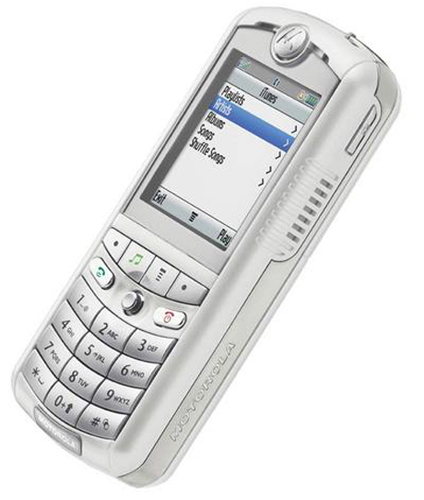 25. Motorola「ROKR E1」（2005年〜2006年）

　ROKR E1は、2005年9月に発売されたとき大きな注目を集めた。MotorolaとAppleが「iTunes」を組み込んだ携帯電話を発表するとのうわさが何カ月も流れており、ROKR E1がいよいよ発売となったとき、期待が大きく高まった。残念なことに、このiTunesのエクスペリエンスは全体的に鈍いもので、AppleはROKR E1から距離を置いているように思えた（Motorolaの最高経営責任者（CEO）Ed Zander氏は、ROKR E1をサポートしなかったとしてAppleを非難した）。