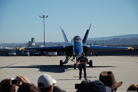 　イベントが終了し、Blue Angelsが観衆の前でエンジンを始動して、離陸のためにサンフランシスコ国際空港のメイン滑走路に向けてタクシングしていった。