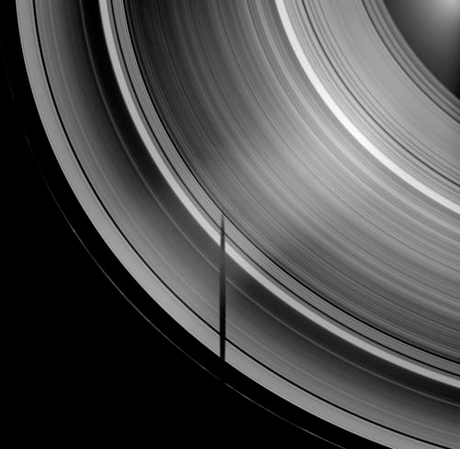 　土星のリング面の上約50度の角度から、リングにおいて光の当たらない側を見ている。 衛星テティスが土星のA環と「カッシーニの空隙」（Cassini Division）を横切って影を落としているのが見える。そして影の先端は、密度のより高いB環に掛かると急に途切れてしまう。