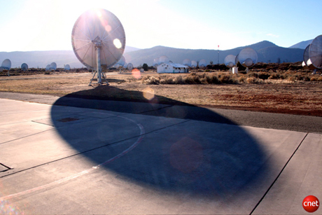 　晴れた日の午後、明るい日差しを浴び、ATAの42基のアンテナの1基が大きな影を作っている。他にも数多くのATAのアンテナが見える。