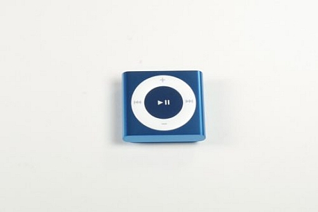 　第4世代iPod shuffleのサイズは高さ1.14インチ（約2.9cm）、幅1.24インチ（約3.15cm）、奥行き0.34インチ（約0.86cm）、0.44オンス（約12.5g）だ。大きなコントロールパッドがデバイス前面の大部分を占めている。