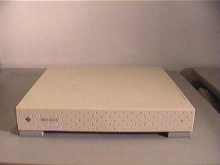 　「SPARCstation 2」はSPARCstation 1のアップグレード機種ということで、1996年に購入した。すぐにもっと速いCPUが必要だと気付き、SM61デュアルプロセッサを搭載した「Sun SPARCstation 10」に再びアップグレードした。当時としては素晴らしいマシンだった。
