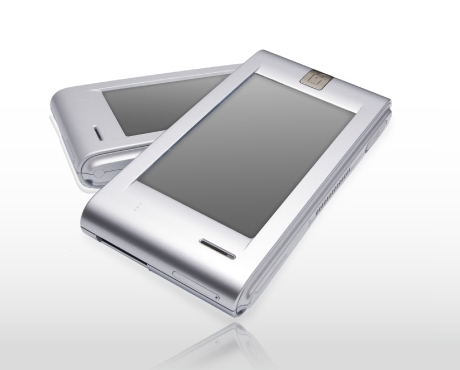 　ウィルコムが発売するシーエスイー製の業務用PDA「Pit」は、4.3型タッチディスプレイを搭載する。小型デジタルPOPとして利用できるという。