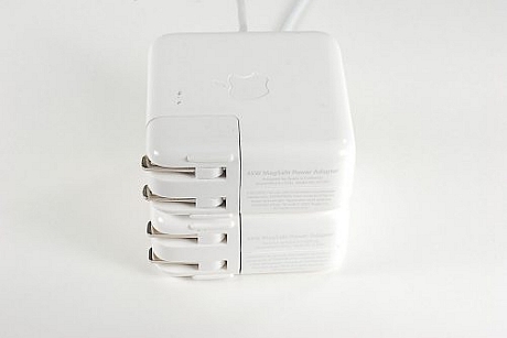 　新旧MacBook Airの電源アダプタ。