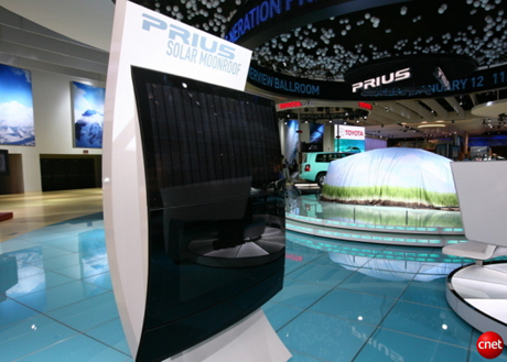 プリウス2010年モデル

　ソーラーパネルルーフもオプションとして用意されており、これで室内換気の電力を供給できる。このルーフを使用すれば、車両に装備された空調システムをそれほど強力に作動させる必要がなく、駆動エネルギーを使わなくて済む。また、駐車時の車内を冷房することもできる。