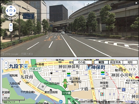 　Googleはガチャピン氏をGoogle マップのアドバイザーに迎えた。これを記念し、ストリートビューで表示されるアイコンもガチャピン氏のマスコットに変わっている。下のスクリーンショットのように、日本国内のストリートビューを表示すると、画面下側にガチャピン氏のアイコンが現れる。

　なおガチャピン氏は、ムック氏と一緒にGoogleの日本オフィスに来社したという。同社代表取締役社長の辻野晃一郎氏との記念撮影がGoogle Japan Blogに掲載されている。