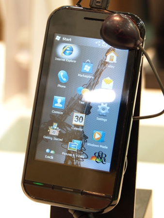 　同じく台湾ベンダーMobinnovaの「PP5470」は、2月にスペインのバルセロナで開催された「Mobile World Congress 2009」では、Windows Mobile 6.1を搭載して出展されていた。説明員不在のため、今回出展されていたモデルの詳細は不明だったが、ハードウェアとしては同6.5にも対応可能のようで、実際にスムーズに動作する様子が確認できた。