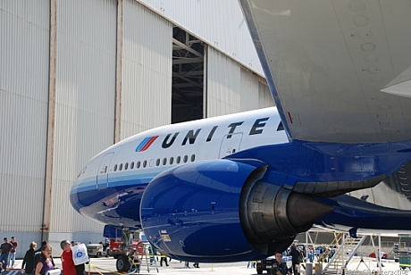 　Boeing 777は、Boeing 747より小さいとはいえ、やはり巨大だ。PW4090エンジンは、エンジンカバーの中に入ると、Boeing 737の胴体とほとんど同じ幅だ。