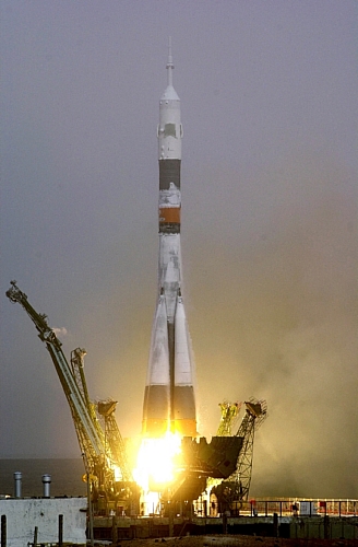 　Soyuz宇宙船は2000年10月31日午前10時53分、バイコヌール宇宙基地から打ち上げられた。2000年11月2日に国際宇宙ステーションとドッキングした後、機長のShepherd氏とSoyuz機長のGidzenko氏、フライトエンジニアのKrikalev氏は2000年11月から2001年3月までの136日間をISSで過ごした。