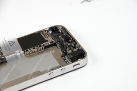 　iPhone 4のロジックボードの上部には、いくつかのコネクタが取り付けられている。これらはすべて、少しの力で外せるようになっている。