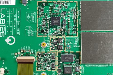 　この集まりの中には、以下のチップが見える。

　Freescale Semiconductor製「MC13783」電源管理およびオーディオ回路

　Hynix Semiconductor製「H55S1222EFP-60M」128Mビット（4Mビット×32）モバイルSDRAM

　セイコーエプソン製電子ペーパーコントローラ「D135211B3」