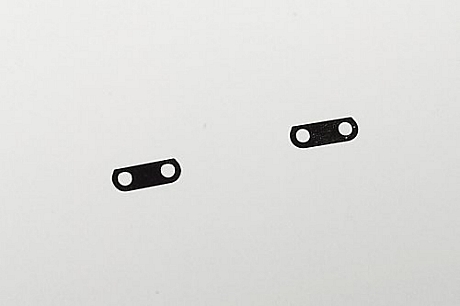 　ヒンジとケースの間には、この2個の小さな金属製スペーサーがある。