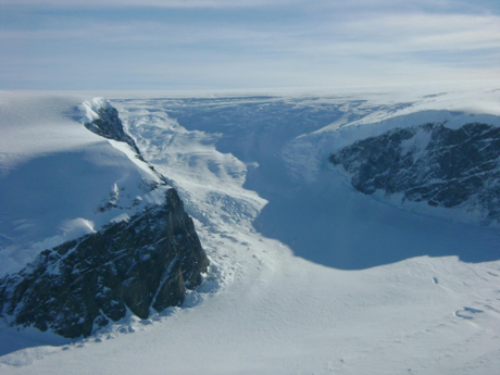 　これも11月初旬の飛行で撮影された写真。ラーセン氷棚と近くの氷河周辺の風景。