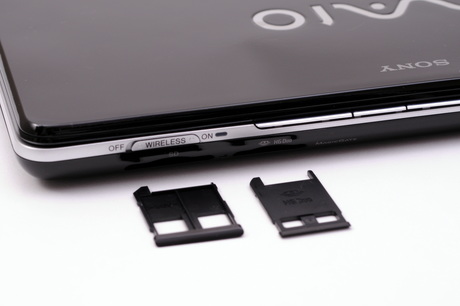メモリカードスロットはメモリースティックDuoとSDカード。