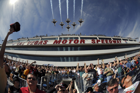 　Thunderbirdsが登場する場面は航空ショーに限らない。この写真は、自動車レースNASCAR Nextel Cupの開催時に会場Las Vegas Motor Speedwayの上空を飛行した時のもの。この飛行隊の本拠地はネバダ州のネリス空軍基地だ。