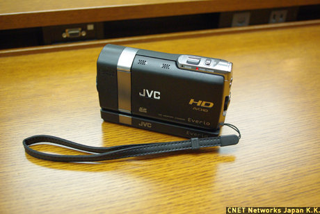 　日本ビクターはデジタルビデオカメラ「Everio」シリーズにおいて、最上位モデルとなる「Everio X GZ-X900」を発表した。CMOSセンサーや手ブレ補正機能、映像処理エンジンなど、新開発技術を数多く投入した高画質モデルを写真で紹介する。

　ブラックのボディにシルバーのロゴを配したデザイン。写真はドックに装着したところ。
