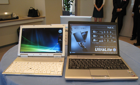 　VersaPro UltraLite タイプVS（左）とVersaPro UltraLite タイプVCの大きさ比較。

　VersaPro UltraLite タイプVSは10.6型ワイド液晶となっており、12.1型ワイド液晶のVersaPro UltraLite タイプVCと並べると全体的に一回りほどコンパクトになっていることがわかる。