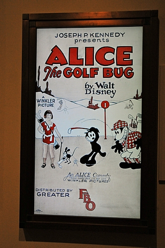 　これは「Alice the Golf Bug」のポスターのデジタル版。「Alice Comedies」シリーズの1927年の作品だ。Walt Disney氏がハリウッドで監督の仕事を得ようとしたが叶わず、その後独力で監督したのがこのアニメーションシリーズだった。